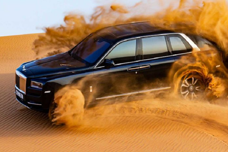 Đơn giản là vì chẳng ai nghĩ chủ sở hữu của một chiếc SUV siêu sang Rolls-Royce Cullinan lại dùng chiếc xe trị giá 300.000 USD (khoảng 6,94 tỷ đồng) này - tại Việt Nam, Cullinan có giá lên tới 41 tỷ đồng - để vượt địa hình đồi núi gồ ghề hay băng qua cồn cát, sa mạc.