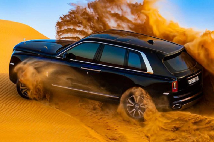 Hoặc người này có dụng ý khác, bởi vì toàn bộ đoạn video cho thấy Cullinan không hề gặp nhiều khó khăn hay sự cố khi di chuyển trên sa mạc, như muốn thể hiện rằng dù với lốp tiêu chuẩn thì Cullinan vẫn off-road rất tốt.