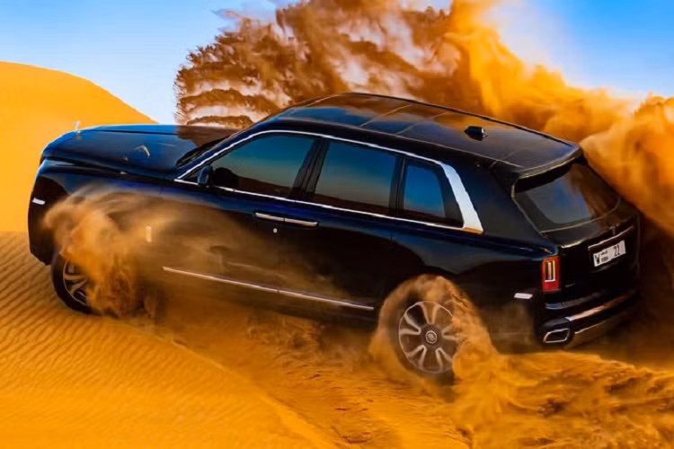 Hoặc người này có dụng ý khác, bởi vì toàn bộ đoạn video cho thấy Cullinan không hề gặp nhiều khó khăn hay sự cố khi di chuyển trên sa mạc, như muốn thể hiện rằng dù với lốp tiêu chuẩn thì Cullinan vẫn off-road rất tốt.