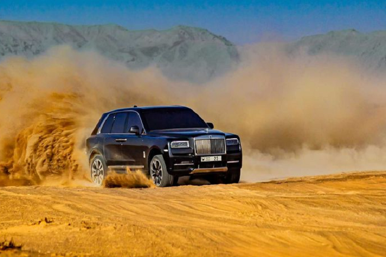 Điều này hoàn toàn đúng, sẽ rất hiếm có chiếc người dùng nào mua chiếc Rolls-Royce Cullinan sang chảnh được mua để phục vụ với mục đích off-road, nhưng nếu muốn thì Cullinan hoàn toàn có thể làm những điều kể trên.