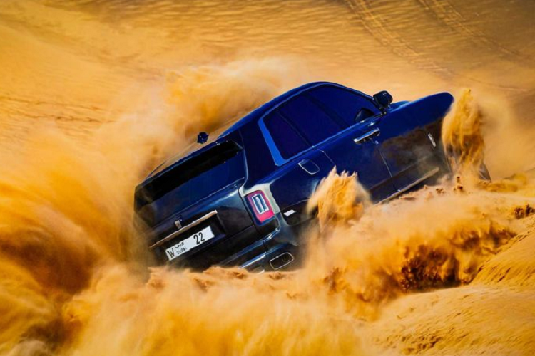 Đây không phải lần đầu tiên có một chiếc Cullinan "bị vùi" vào cát nhưng việc chiếc xe này vẫn sử dụng lốp cao su đường trường tiêu chuẩn thật sự gây hoang mang. Rõ ràng, chủ xe đã có thể trang bị một bộ lốp phù hợp hơn để Cullinan dễ dàng hơn khi leo cồn cát.