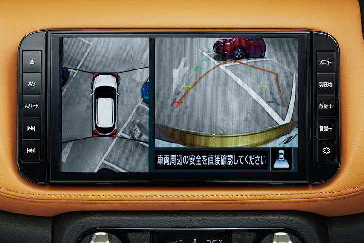 Khoang lái trang bị cụm đồng hồ mới, hệ thống thông tin giải trí 7 inch (tiêu chuẩn) hoặc 8 inch (tùy chọn).