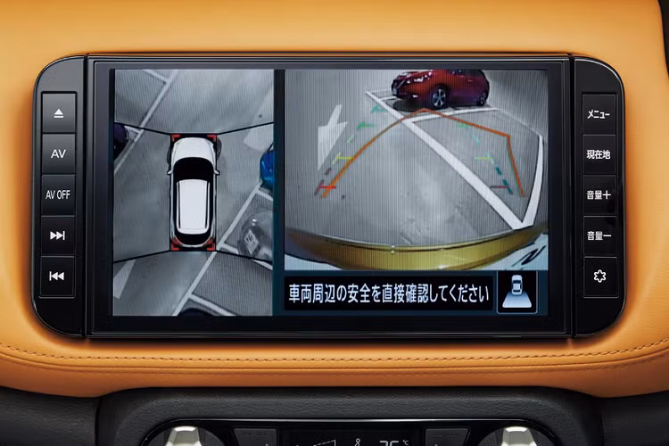 Khoang lái trang bị cụm đồng hồ mới, hệ thống thông tin giải trí 7 inch (tiêu chuẩn) hoặc 8 inch (tùy chọn).