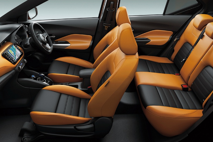 Bản nâng cấp mới có 13 màu sơn ngoại thất, trong đó có 4 tùy chọn sơn 2 tông màu. Nissan Kicks mới thay đổi thiết kế, lưới tản nhiệt lớn hơn, đèn pha mỏng hơn, và đèn hậu làm mới.