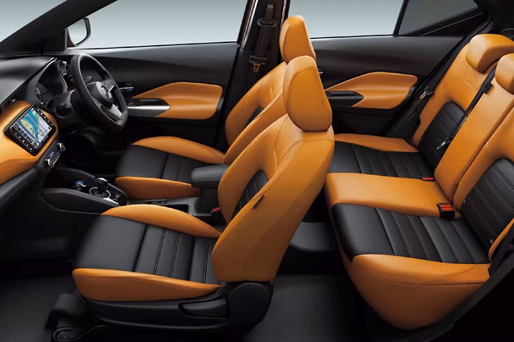 Bản nâng cấp mới có 13 màu sơn ngoại thất, trong đó có 4 tùy chọn sơn 2 tông màu. Nissan Kicks mới thay đổi thiết kế, lưới tản nhiệt lớn hơn, đèn pha mỏng hơn, và đèn hậu làm mới.