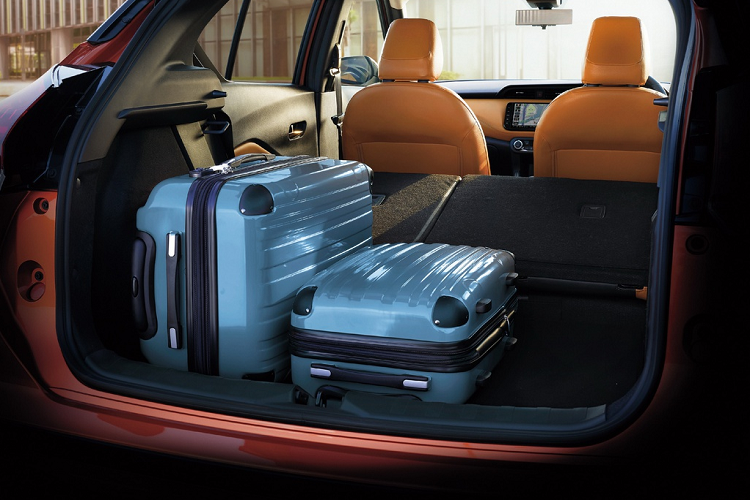 Giá xe Nissan Kicks 2021 tăng đáng kể so với bản hiện tại, gồm Kicks S (18.870 USD), SV (20.500 USD) và SR (21.120 USD).