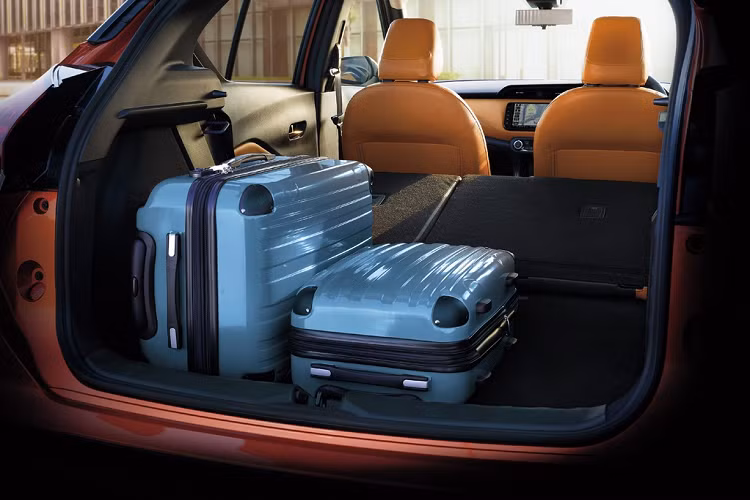 Giá xe Nissan Kicks 2021 tăng đáng kể so với bản hiện tại, gồm Kicks S (18.870 USD), SV (20.500 USD) và SR (21.120 USD).