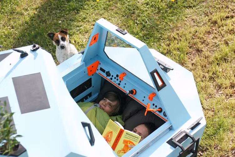 Nói về những trang bị khác, chiếc xe còn có một ghế ngồi cho chó ở phía sau ghế người lái và một ghế hành khách với dây an toàn, gương chiếu hậu, đèn pha, một càn gạt kính chắn gió, còi hú, và thậm chí những chi tiết nhỏ mà tinh tế như một cái cây trên nóc mái nhà phía sau và một ô giữ cốc nước. Người lái được bảo vệ khỏi tia nắng mặt trời bởi một chiếc xe tí xíu, dễ thương – một sự bổ sung hài hước mà cực hữu dụng khi phải đạp xe đường dài.