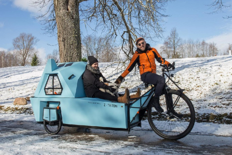 Chỉ cần nhìn qua thôi, chúng ta cũng nhận ra rằng đây không là một phương tiện dễ phân loại và nó có thể sử dụng được cả trên đất liền và mặt nước. Nó vừa là một phương tiện vận tải, vừa là một mái nhà di động nhỏ bé mà đủ mang tới sự thoải mái trên đường. Nó có tên là xe đạp 3 bánh Zeltini Z-Triton, hoặc bạn có thể gọi nó là một chiếc xe đạp ba bánh chạy điện nửa thuyền nửa nhà.