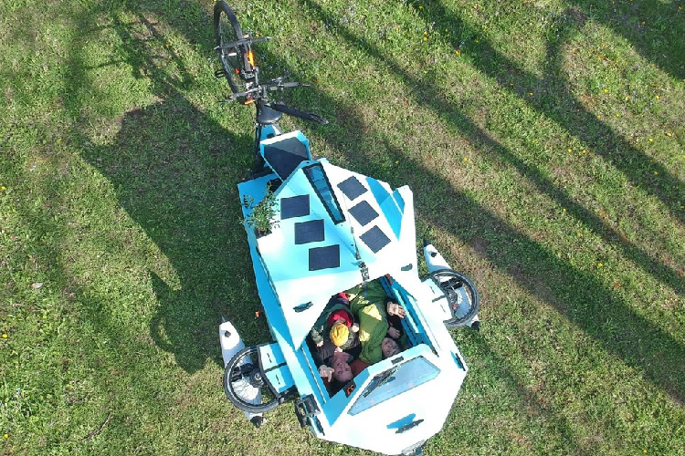 Trên phương diện kích thước, Z-Triton có chiều dài 3,6 mét, rộng 1,2 mét, và cao 1,55 mét. Phiên bản thử nghiệm cuối cùng vẫn đang trong giai đoạn hoàn thiện (đã xong 90%), vậy nên không rõ cụ thể tổng trọng lượng và tải trọng của phương tiện lai tạo này. Các chi tiết về cự li di chuyển cũng như tốc độ tối đa của Z-Triton cũng chưa được xác định. Giá của Z-Triton sẽ là từ 7.000 – 9.000 euro (tương đương 183 – 235 triệu đồng), tùy thuộc cấu hình.