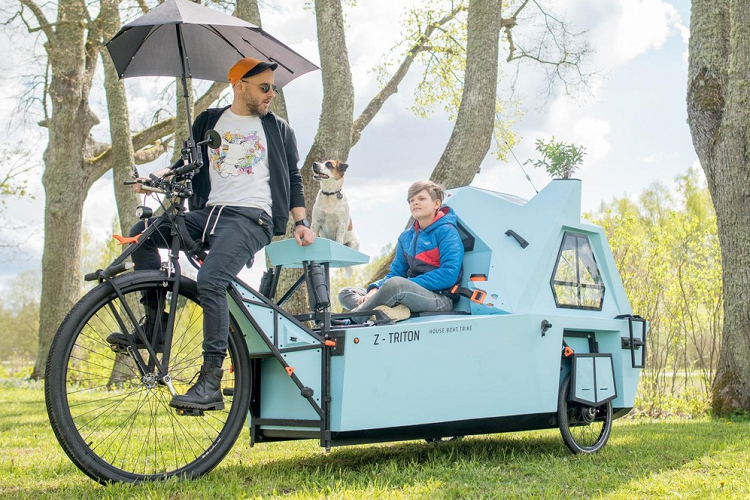 Được thiết kế bởi Aigars Lauzis từ Latvia tại cuối hành trình đạp xe từ Luân Đôn tới Nhật Bản, Z-Triton là một chiếc xe điện bé nhỏ mà hữu dụng vô cùng. Mặc dù có kích thước tí hon, nó thực tế khá thoải mái và có thể chở mọi thứ mà bạn cần trên hành trình, và dù trông kỳ cục nhưng nó thực tế lại rất cứng cáp. Nó cần đáp ứng cả hai yếu tố này cũng là điều dễ hiểu, bởi nó vốn được thiết kế để đi cắm trại xa nhà, và cần đủ chắc chắn để dùng trên cả mặt đất và mặt nước.