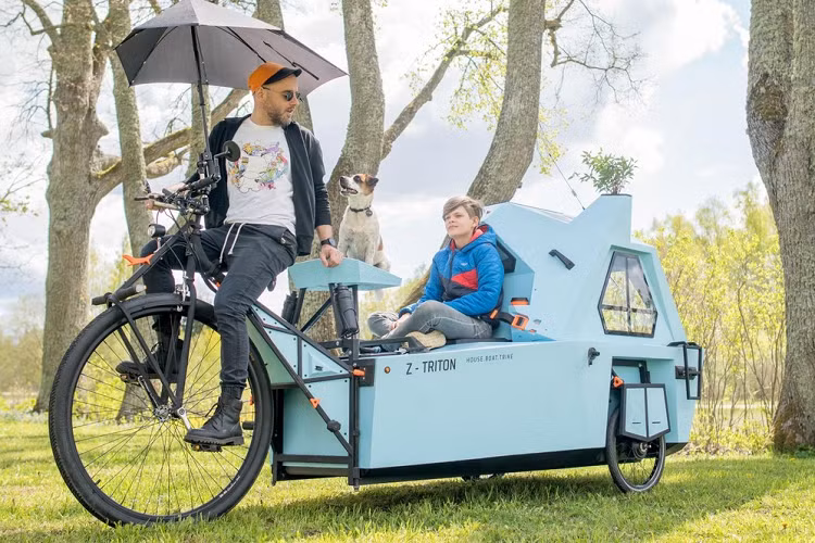 Được thiết kế bởi Aigars Lauzis từ Latvia tại cuối hành trình đạp xe từ Luân Đôn tới Nhật Bản, Z-Triton là một chiếc xe điện bé nhỏ mà hữu dụng vô cùng. Mặc dù có kích thước tí hon, nó thực tế khá thoải mái và có thể chở mọi thứ mà bạn cần trên hành trình, và dù trông kỳ cục nhưng nó thực tế lại rất cứng cáp. Nó cần đáp ứng cả hai yếu tố này cũng là điều dễ hiểu, bởi nó vốn được thiết kế để đi cắm trại xa nhà, và cần đủ chắc chắn để dùng trên cả mặt đất và mặt nước.