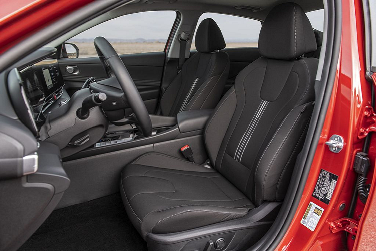 Sẽ là thiếu sót nếu không đề cập tới hệ thống đèn viền nội thất 64 màu, một trang bị mang lại hiệu ứng thị giác rất tốt, hữu ích trong việc giúp người lái giảm thiểu căng thẳng, mệt mỏi trên chiếc xe của mình.