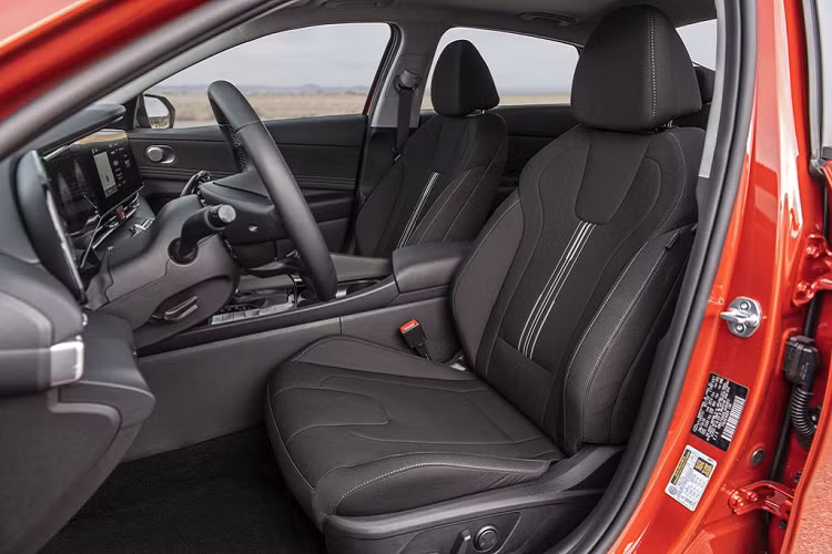 Sẽ là thiếu sót nếu không đề cập tới hệ thống đèn viền nội thất 64 màu, một trang bị mang lại hiệu ứng thị giác rất tốt, hữu ích trong việc giúp người lái giảm thiểu căng thẳng, mệt mỏi trên chiếc xe của mình.