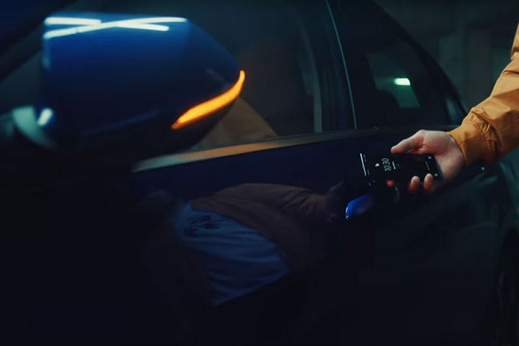 Điểm thu hút chính trên Hyundai Elantra thế hệ mới khi “đột nhập” vào khoang nội thất chính là 2 cụm hiển thị trung tâm với kích thước 10,25-inch.