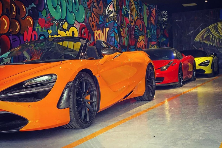 Điểm khác biệt dễ nhận ra nhất giữa McLaren 720S Spider với bản Coupe chính là việc phần mui xếp cứng bằng sợi carbon của siêu xe này chỉ mất thời gian 11 giây để thực hiện thao tác đóng hoặc mở mui xe. Phần mui xếp cứng của siêu xe McLaren 720S Spider vẫn hoạt động tốt ngay cả khi xe lăn bánh, tuy nhiên, hãng McLaren yêu cầu khách hàng phải đảm bảo tốc độ của xe dưới 50 km/h.