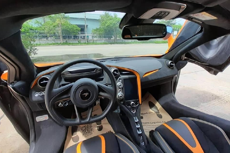 Hiện số lượng siêu xe mui trần McLaren 720S Spider đã 7 chiếc nhưng chiếc McLaren 720S Spider màu cam mới được vận chuyển vào Nam lại chính là xe duy nhất sở hữu trang bị cánh gió đuôi phía sau hoàn toàn bằng sợi carbon.