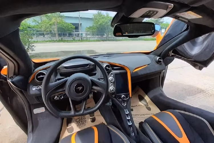 Hiện số lượng siêu xe mui trần McLaren 720S Spider đã 7 chiếc nhưng chiếc McLaren 720S Spider màu cam mới được vận chuyển vào Nam lại chính là xe duy nhất sở hữu trang bị cánh gió đuôi phía sau hoàn toàn bằng sợi carbon.