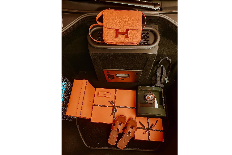 Chiếc siêu xe mui trần McLaren 720S Spider mà một "soái ca" đã đặt hàng hơn nửa năm để mua tặng cho vợ có ngoại thất sơn màu cam. Đây là chiếc McLaren 720S Spider thứ 2 tại Việt Nam có bộ áo này nhưng lại là chiếc có nhiều tuỳ chọn carbon hơn ở ngoại thất.