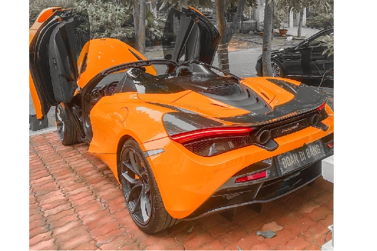 Việc người chồng mua tặng cho vợ mình chiếc siêu xe mui trần McLaren 720S Spider màu cam đẹp mắt này đã khiến cho không ít cộng đồng mạng ngưỡng mộ trước sự chịu chơi của "soái ca" Sài thành. Được biết, doanh nhân này có chơi chung nhóm với đại gia Minh Nhựa, chủ nhân siêu phẩm Pagani Huayra độc nhất Việt Nam.