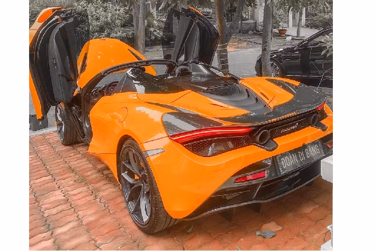 Việc người chồng mua tặng cho vợ mình chiếc siêu xe mui trần McLaren 720S Spider màu cam đẹp mắt này đã khiến cho không ít cộng đồng mạng ngưỡng mộ trước sự chịu chơi của "soái ca" Sài thành. Được biết, doanh nhân này có chơi chung nhóm với đại gia Minh Nhựa, chủ nhân siêu phẩm Pagani Huayra độc nhất Việt Nam.