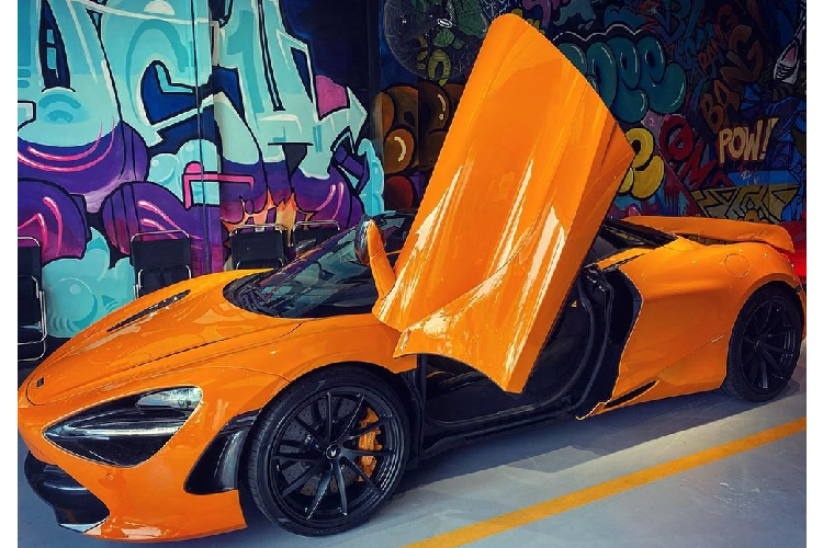 Hiện chưa rõ giá xe McLaren 720S Spider màu cam nhằm tặng cho vợ. Chỉ biết rằng, giá xe McLaren 720S Spider tại Việt Nam ước tính không dưới 23 tỷ đồng cho bản tiêu chuẩn. Trong khi đó, chiếc McLaren 720S Spider mới về nước thuộc phiên bản cao cấp nhất Performance. Hình ảnh chiếc siêu xe mui trần McLaren 720S Spider màu cam được người vợ chia sẻ cho thấy, khoang hành lý của xe chất đầy các phụ kiện tông xuyệt tông màu cam với ngoại thất của chiếc McLaren 720S Spider này như dép Hermes, các túi quà hay cả đồng hồ Richard Mille.