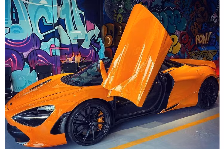 Hiện chưa rõ giá xe McLaren 720S Spider màu cam nhằm tặng cho vợ. Chỉ biết rằng, giá xe McLaren 720S Spider tại Việt Nam ước tính không dưới 23 tỷ đồng cho bản tiêu chuẩn. Trong khi đó, chiếc McLaren 720S Spider mới về nước thuộc phiên bản cao cấp nhất Performance. Hình ảnh chiếc siêu xe mui trần McLaren 720S Spider màu cam được người vợ chia sẻ cho thấy, khoang hành lý của xe chất đầy các phụ kiện tông xuyệt tông màu cam với ngoại thất của chiếc McLaren 720S Spider này như dép Hermes, các túi quà hay cả đồng hồ Richard Mille.
