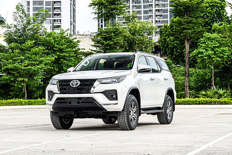 Chắc chắn số đông sẽ chọn “đập hộp” một chiếc Toyota Fortuner Legender máy dầu 2.8L “full options”. Dẫu vậy, đối với những ai cần một chiếc SUV khác biệt, thích chơi xe nhập Mỹ có độ an toàn đảm bảo để phục vụ cho gia đình thì Toyota 4Runner đời 2011 là một gợi ý không thể bỏ qua. Hiện tại, chiếc 4Runner này đã lăn bánh khoảng 68.000 dặm (109.000km), nhưng thực sự con số này không đáng kể đối với một chiếc SUV của Toyota, nếu được bảo dưỡng và sử dụng đúng cách.