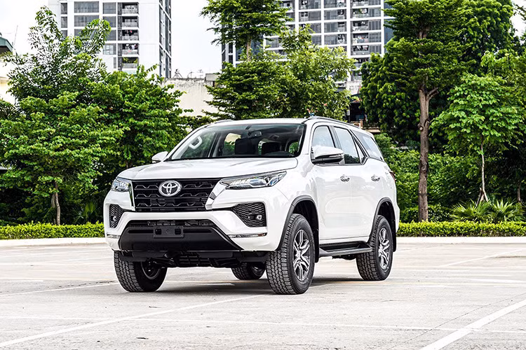 Chắc chắn số đông sẽ chọn “đập hộp” một chiếc Toyota Fortuner Legender máy dầu 2.8L “full options”. Dẫu vậy, đối với những ai cần một chiếc SUV khác biệt, thích chơi xe nhập Mỹ có độ an toàn đảm bảo để phục vụ cho gia đình thì Toyota 4Runner đời 2011 là một gợi ý không thể bỏ qua. Hiện tại, chiếc 4Runner này đã lăn bánh khoảng 68.000 dặm (109.000km), nhưng thực sự con số này không đáng kể đối với một chiếc SUV của Toyota, nếu được bảo dưỡng và sử dụng đúng cách.