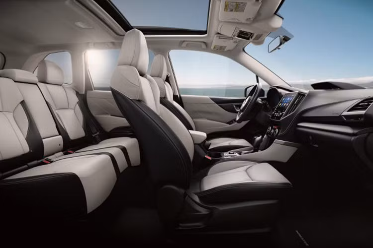 Bên trong mẫu crossover cỡ C này là không gian nội thất bọc da lộn phối da. Tiếp đến là vô lăng bọc da mới và bảng đồng hồ dành riêng cho Subaru Forester Sport 2021. Đáng tiếc là phiên bản tăng áp của mẫu crossover cỡ C này hiện tạm thời chỉ được bày bán tại thị trường Nhật Bản.