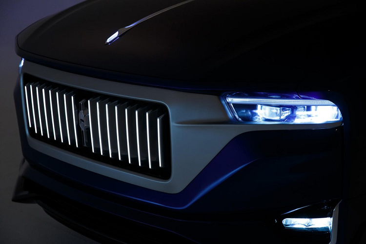 Aznom Palladium có mang một thiết kế trông táo bạo, nhưng khó có thể nói là thật cuốn hút đối với một phương tiện hạng sang. Dáng đứng của nó có chút làm người nhìn gợi nhớ tới Rolls-Royce Cullinan, nhưng nó cao hơn khoảng 12,5 cm so với chiếc SUV gốc Anh Quốc. Phần khuôn mặt cao kèm lưới tản nhiệt lớn và khoảng sáng gầm đủ cao để đi địa hình góp phần tách biệt Palladium khỏi những mẫu sedan hạng sang. Phần đuôi xe lại có sự xuất hiện của phần nóc dóc, trượt dài như thể bất tận.