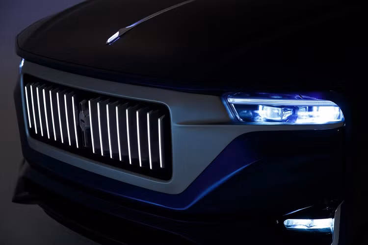 Aznom Palladium có mang một thiết kế trông táo bạo, nhưng khó có thể nói là thật cuốn hút đối với một phương tiện hạng sang. Dáng đứng của nó có chút làm người nhìn gợi nhớ tới Rolls-Royce Cullinan, nhưng nó cao hơn khoảng 12,5 cm so với chiếc SUV gốc Anh Quốc. Phần khuôn mặt cao kèm lưới tản nhiệt lớn và khoảng sáng gầm đủ cao để đi địa hình góp phần tách biệt Palladium khỏi những mẫu sedan hạng sang. Phần đuôi xe lại có sự xuất hiện của phần nóc dóc, trượt dài như thể bất tận.