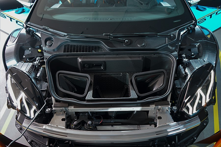 Chất chính là việc ở ngoại thất, Lamborghini Squadra Cose đã thiết kế lại toàn bộ thân vỏ, lấy cảm hứng từ chiếc Huracan GT3 và Huracan Super Trofeo nhằm tối ưu hóa khí động học. Diện mạo đầu xe được làm nguyên khối, bằng sợi carbon với các hốc gió thiết kế khác biệt hoàn toàn so với các phiên bản Lamborghini Huracan trước đó. Mui xe, chắn bùn và cản của Lamborghini Huracan STO được lấy cảm hứng từ Sesto Elemento.