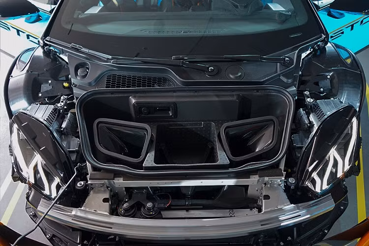 Chất chính là việc ở ngoại thất, Lamborghini Squadra Cose đã thiết kế lại toàn bộ thân vỏ, lấy cảm hứng từ chiếc Huracan GT3 và Huracan Super Trofeo nhằm tối ưu hóa khí động học. Diện mạo đầu xe được làm nguyên khối, bằng sợi carbon với các hốc gió thiết kế khác biệt hoàn toàn so với các phiên bản Lamborghini Huracan trước đó. Mui xe, chắn bùn và cản của Lamborghini Huracan STO được lấy cảm hứng từ Sesto Elemento.