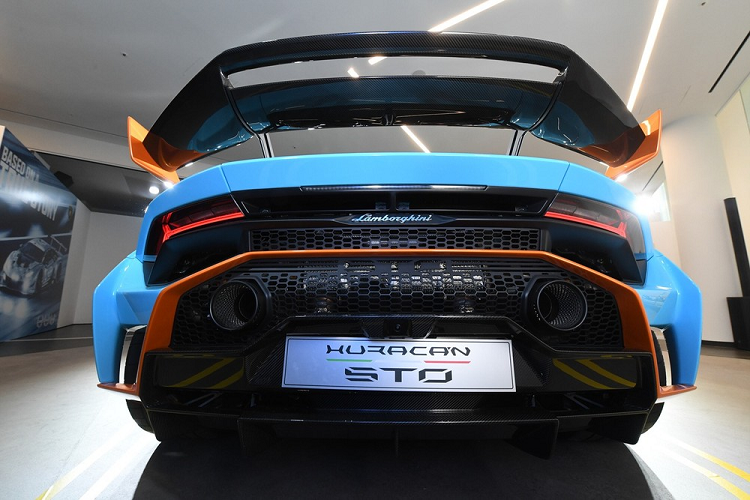 Lamborghini Huracan STO mới ra mắt tại thị trường Hàn Quốc được đánh giá gói gọn trong 3 từ là Nhanh-Gọn-Chất. Nhanh ở đây chính là việc Lamborghini Huracan STO sở hữu khối động cơ V10, dung tích 5.2 lít, mang đến công suất tối đa 640 mã lực và mô-men xoắn cực đại 565 Nm.