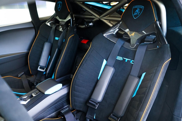 Gọn ở đây chính là việc siêu xe Lamborghini Huracan STO dù bước ra từ đường đua nhưng có ngoại hình rất ấn tượng, trọng lượng giảm cân đáng kể so với các phiên bản Huracan trước đó. Cụ thể, nhờ sử dụng lên đến 75% là sợi carbon, Lamborghini Huracan STO sở hữu trọng lượng xe ở mức chỉ 1.339 kg, nhẹ hơn Huracan Performante đến 43 kg.