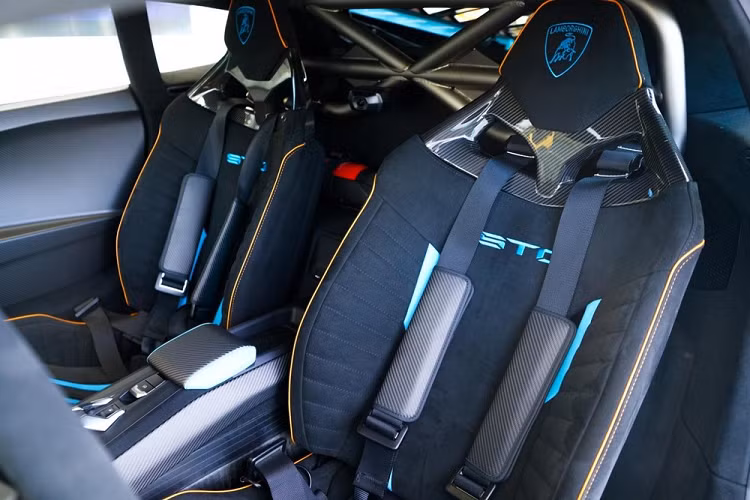 Gọn ở đây chính là việc siêu xe Lamborghini Huracan STO dù bước ra từ đường đua nhưng có ngoại hình rất ấn tượng, trọng lượng giảm cân đáng kể so với các phiên bản Huracan trước đó. Cụ thể, nhờ sử dụng lên đến 75% là sợi carbon, Lamborghini Huracan STO sở hữu trọng lượng xe ở mức chỉ 1.339 kg, nhẹ hơn Huracan Performante đến 43 kg.