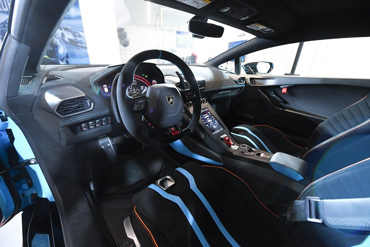 Lamborghini Huracan STO có động cơ V10, dung tích 5.2 lít bơm ra công suất 640 mã lực. Siêu xe Lamborghini Huracan STO tăng tốc từ vị trí xuất phát lên 100 km/h chỉ trong thời gian 3 giây, thêm 6 giây nữa chiếc siêu xe Lamborghini Huracan STO đạt tốc độ 200 km/h trước khi lao đến tốc độ tối đa của xe là 310 km/h.