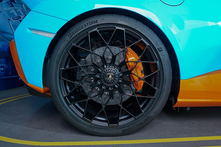 Lamborghini cũng bổ sung ba chế độ lái mới cho hệ thống ANIMA trong Huracan STO bao gồm chế độ STO, Trofeo và Pioggia. Chế độ STO dành cho lái xe trên đường, trong khi Trofeo tập trung vào việc cung cấp cho người lái tất cả hiệu suất bạn cần cho thời gian vòng đua nhanh chóng. Tất nhiên, Pioggia có nghĩa là “mưa”, vì vậy chủ nhân sẽ được tối ưu hóa cho hệ thống kiểm soát lực kéo, mô-men xoắn và ABS để có thể yên tâm đối phó với các con đường nhựa ướt, nơi rất dễ xảy ra tình trạng mất kiểm soát siêu xe.