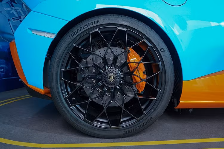 Lamborghini cũng bổ sung ba chế độ lái mới cho hệ thống ANIMA trong Huracan STO bao gồm chế độ STO, Trofeo và Pioggia. Chế độ STO dành cho lái xe trên đường, trong khi Trofeo tập trung vào việc cung cấp cho người lái tất cả hiệu suất bạn cần cho thời gian vòng đua nhanh chóng. Tất nhiên, Pioggia có nghĩa là “mưa”, vì vậy chủ nhân sẽ được tối ưu hóa cho hệ thống kiểm soát lực kéo, mô-men xoắn và ABS để có thể yên tâm đối phó với các con đường nhựa ướt, nơi rất dễ xảy ra tình trạng mất kiểm soát siêu xe.