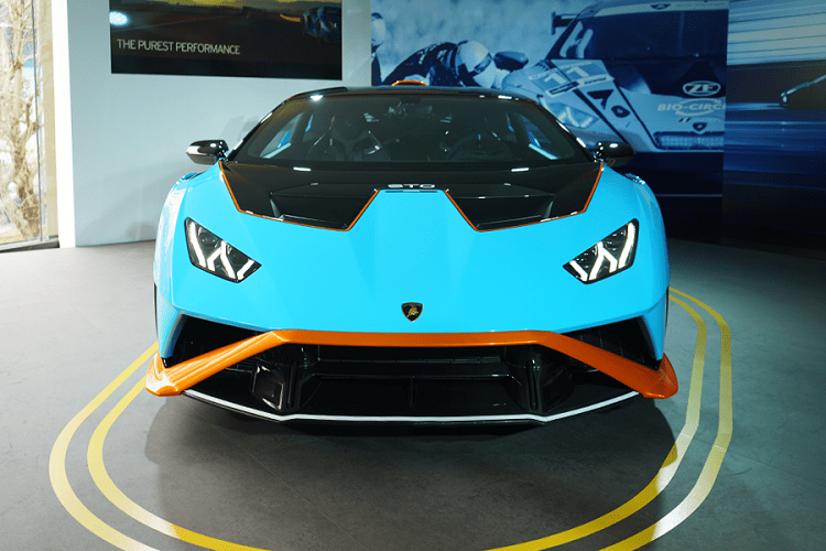 Tháng 11 vừa qua, hãng siêu xe Ý đã cho ra mắt một phiên bản khác trong gia đình Lamborghini Huracan với tên gọi là Super Trofeo Omologata (STO). Về cơ bản, Lamborghini Huracan STO mới là 1 trong những mẫu siêu xe nhanh và đắt nhất của dòng xe Lamborghini Huracan.