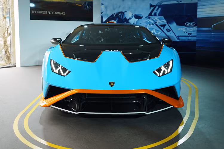 Tháng 11 vừa qua, hãng siêu xe Ý đã cho ra mắt một phiên bản khác trong gia đình Lamborghini Huracan với tên gọi là Super Trofeo Omologata (STO). Về cơ bản, Lamborghini Huracan STO mới là 1 trong những mẫu siêu xe nhanh và đắt nhất của dòng xe Lamborghini Huracan.