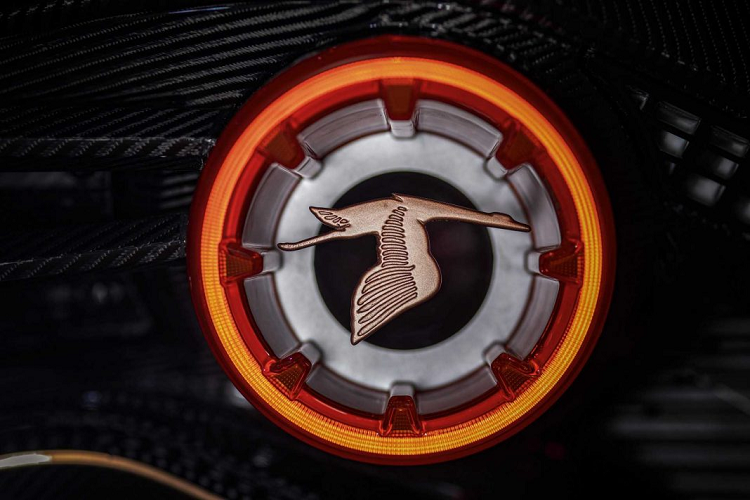 Chiếc Boulogne mới cũng sở hữu tỉ số truyền lớn hơn, hệ thống treo mới cứng cáp hơn và trọng lượng nhẹ hơn trước. Những thay đổi này giúp chiếc xe có thể tăng tốc lên 100 km/h trong chỉ 2,8 giây trước khi đạt tốc độ tối đa 298 km/h.