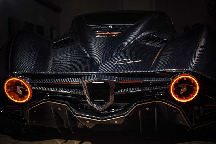 Đầu tiên, đến với nâng cấp dành cho động cơ, chiếc Carmen Bolougne giờ đây đã có công suất 1.100 mã lực đến từ hai mô-tơ điện, cao hơn gần 100 mã lực so với chiếc Carmen ra mắt vào năm ngoái.