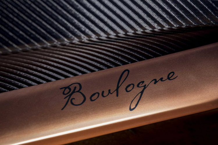 Chiếc xe sở hữu cấu trúc được làm hoàn toàn bằng sợi carbon, bao gồm cả thân xe. Vì thế chiếc xe điện này có trọng lượng ở mức 1.629 kg, nhẹ hơn chiếc Carmen ra mắt vào năm ngoái 60 kg.