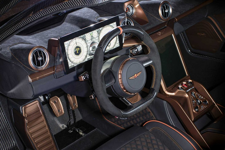 Xe được trang bị viên pin li-ion được làm mát bằng nước, dung lượng 80 kWh, đặt dọc thân xe theo hình chũ T và ôm lấy phía sau khoang lai. Việc đặt viên pin như thế này sẽ giúp cải thiện độ cứng chắc của khung gầm xe.