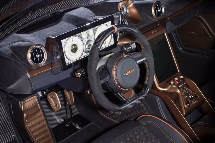 Xe được trang bị viên pin li-ion được làm mát bằng nước, dung lượng 80 kWh, đặt dọc thân xe theo hình chũ T và ôm lấy phía sau khoang lai. Việc đặt viên pin như thế này sẽ giúp cải thiện độ cứng chắc của khung gầm xe.