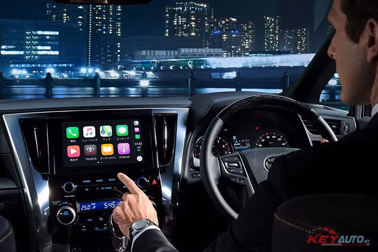 Trong khi đó phiên bản hybrid có hai ổ cắm. Tùy chọn trên hybrid là bộ nguồn AC 100 volt, 1.500 watt. Người dùng có thể tùy chọn 3 ổ cắm với số tiền 450 USD. Hai mẫu xe sử dụng hệ thống thông tin giải trí T-Connect, màn hình cảm ứng 10,5 inch, dàn âm thanh cao cấp của JBL, kết nối smartphone thông qua Apple CarPlay hoặc Android Auto.