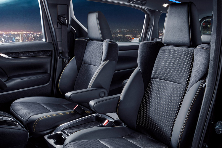 Theo tiêu chuẩn, phiên bản Alphard Type Gold và Vellfire Golden Eyes sử dụng động cơ xăng 2.5L được trang bị thêm nguồn điện AC 100 volt, công suất 100 watt với một ổ cắm.