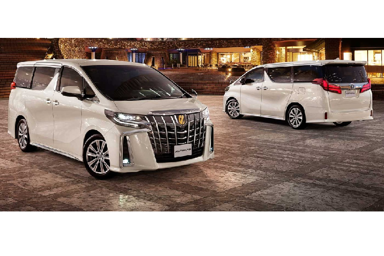 Hãng xe Nhật Bản vừa giới thiệu các phiên bản đặc biệt của 2 mẫu MPV cao cấp là Toyota Alphard và Vellfire tại thị trường nội điạ - Alphard Type Gold và Vellfire Golden Eyes. Phiên bản Type Gold phát triển dựa trên phiên bản S trong khi Vellfire Golden Eyes dựa trên bản Z.